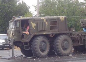 На Николаевщине военный тягач МАЗ врезался в электроопору