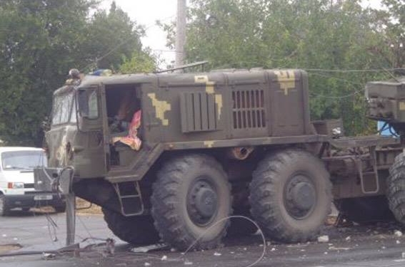 На Николаевщине военный тягач МАЗ врезался в электроопору