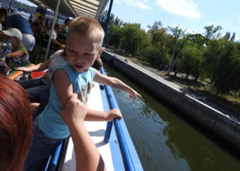 Прокатились с ветерком: в День города Николаева для детей военнослужащих Николаевского гарнизона и погибших бойцов АТО провели водную экскурсию