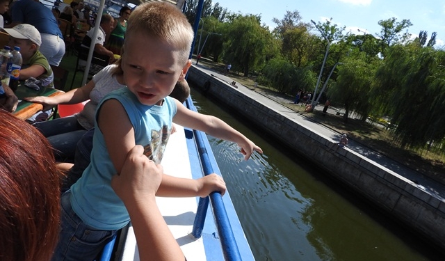 Прокатились с ветерком: в День города Николаева для детей военнослужащих Николаевского гарнизона и погибших бойцов АТО провели водную экскурсию