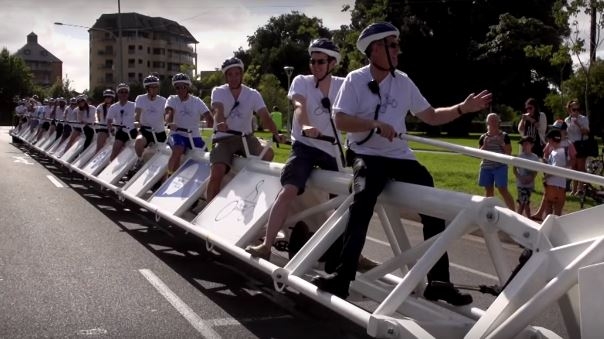 А зачем? Самый длинный в мире 20-местный велосипед создали в Австралии