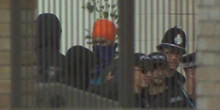 В Англии храм сикхов захватили люди, вооружённые мечами – не хотели межрелигиозного брака