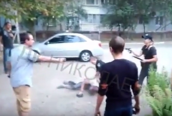 И снова николаевские копы в центре внимания. Мат и пистолет – арсенал дамы в форме