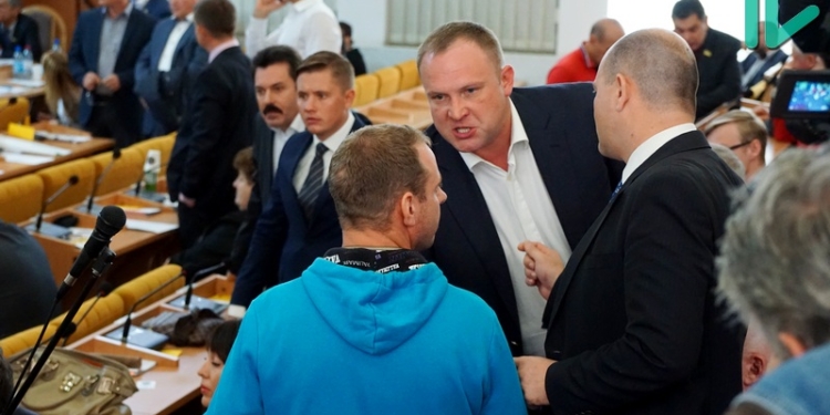 Сессия Николаевского облсовета: в зале чуть не подрались депутаты-“оппозиционеры” и участники АТО