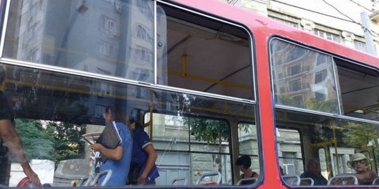 В Одессе ссора в трамвае переросла в стрельбу: ранена женщина