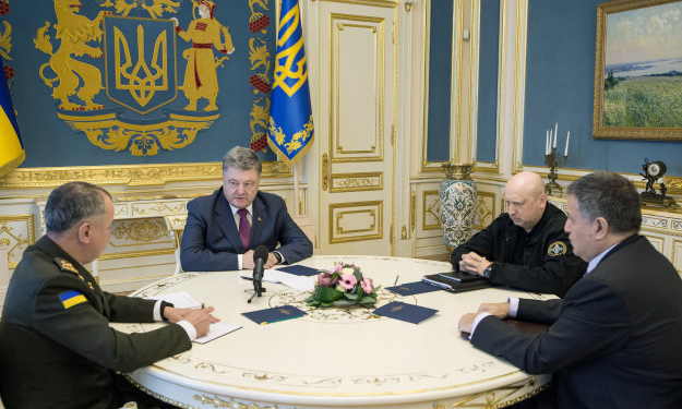 Президент прокомментировал поджог “Интера” и дал поручения Луценко и Авакову