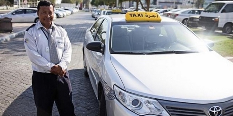 Таксист вернул забытый портфель с $500 тыс.