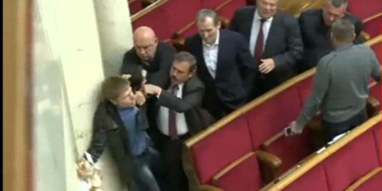 Потасовка в Верховной Раде: Гончаренко и ОппоБлок. Из-за Скорика
