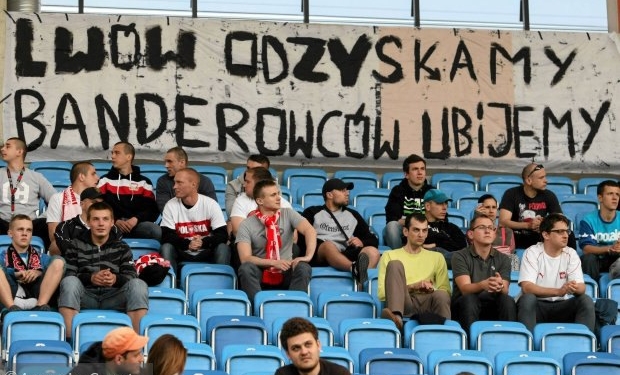 Про Львов и бандеровцев. Трех поляков судили за антиукраинский плакат на стадионе