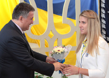 Послесловие к Олимпиаде: николаевскую саблистку Ольгу Харлан наградил Арсен Аваков