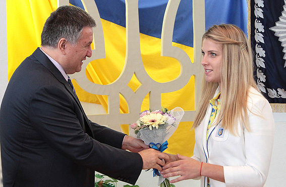 Послесловие к Олимпиаде: николаевскую саблистку Ольгу Харлан наградил Арсен Аваков