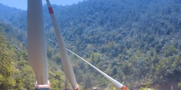 Китайцы показали, как устанавливают на горе ветрогенераторы. Самое сложное – доставить 52-метровые лопасти