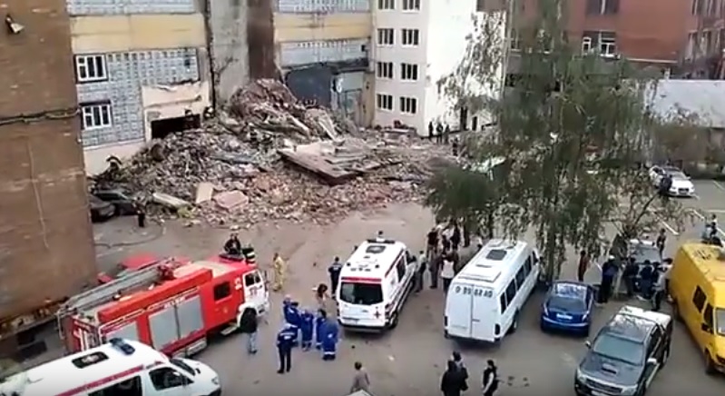 В Москве обрушившийся дом раздавил 5 машин 1