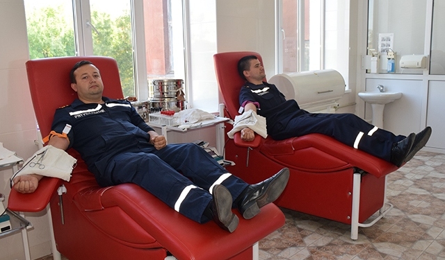 В профессиональный праздник – на станцию переливания крови: спасатели Николаевщины приняли участие в акции «Твоя кров – рятівна!»