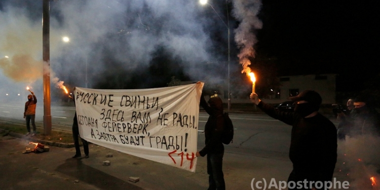 «Русские свиньи, здесь вам не рады!»: в Киеве ночью под посольством РФ устроили «пиротехническое шоу»