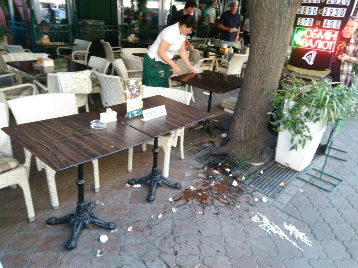 В Одессе перед футбольным матчем неизвестные напали на турецких болельщиков. Много пострадавших