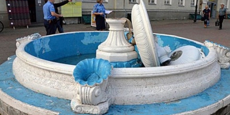 Житель Сумской области разрушил фонтан при попытке сделать селфи