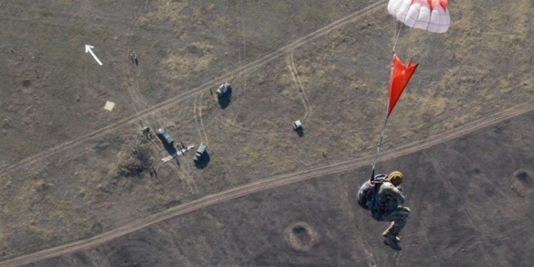 В Николаеве резервисты-десантники успешно отпрыгали с парашютом