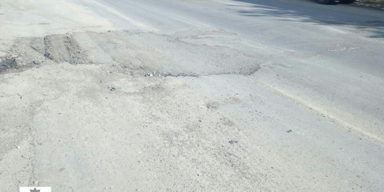 Могут, когда хотят: в Николаеве ликвидировали ямы на дорогах, на которые указали патрульные