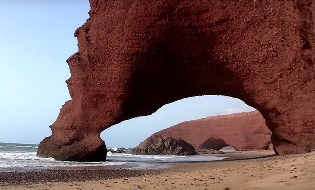 В Марокко рухнула знаменитая арка на пляже Легзира