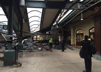 В США пригородный поезд протаранил платформу