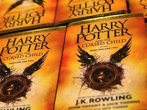Книга “Гарри Поттер и проклятое дитя” переведена на украинский язык и в пятницу поступит в продажу. Раньше, чем в РФ и Польше