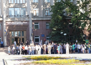 Работники СЗ им. 61 коммунара под Николаевской ОГА требовали зарплату и увольнения директора Петрова. В следующий обещают перекрывать мосты