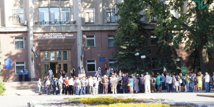 Работники СЗ им. 61 коммунара под Николаевской ОГА требовали зарплату и увольнения директора Петрова. В следующий обещают перекрывать мосты