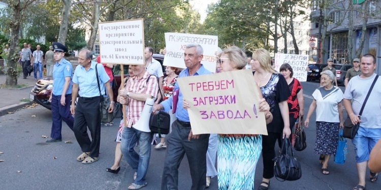 Работники СЗ им. 61 коммунара под Николаевской ОГА требовали зарплату и увольнения директора Петрова. В следующий обещают перекрывать мосты