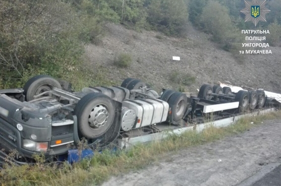 Грузовик слетел в кювет в Закарпатской области, водителя спасли