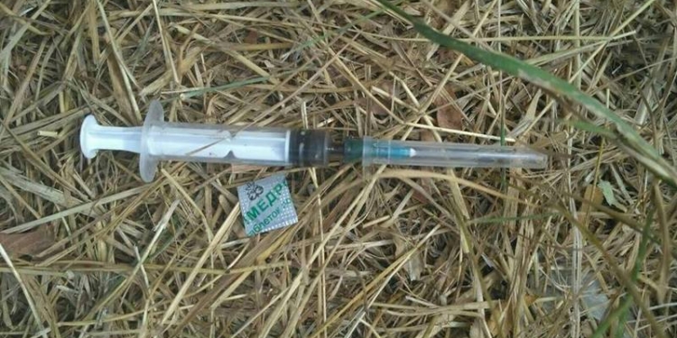 На кладбище, у рынка, на остановке транспорта – где в Николаеве патрульные поймали наркоманов