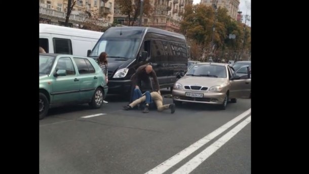 Разъяренные водители устроили “бои без правил” прямо на проезжей части