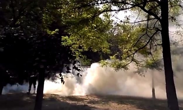 В Одессе жители снесли забор застройщика в зеленой зоне. Полиция применила слезоточивый газ против протестующих