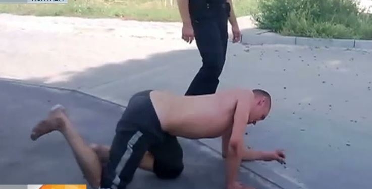 Неадекватный таксист-наркоман в Запорожье. Пугал детей, ползал, лаял, отжимался