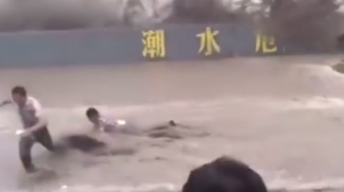 В Китае волна смыла туристов с набережной – много травмированных