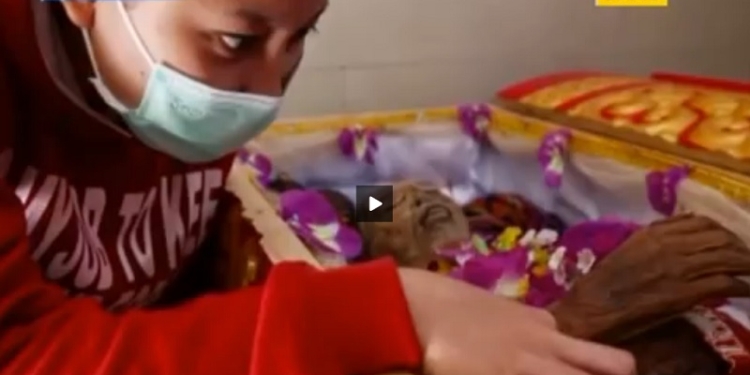 Селфи со “старым покойником” – “добрая” традиция Индонезии