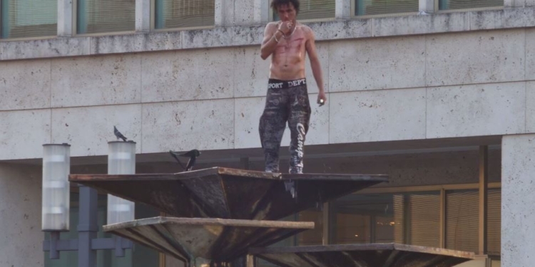 В центре Берлина полуголый мигрант захватил фонтан, мочился и угрожал самоубийством. Помог электрошокер