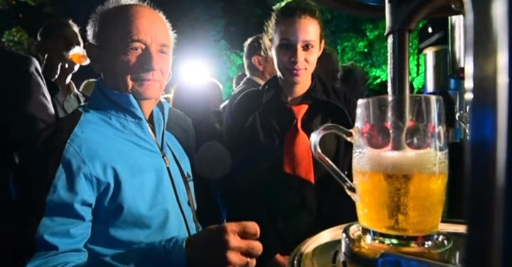 Не бесплатно, но туристы в восторге. В Словении запустили пивной фонтан