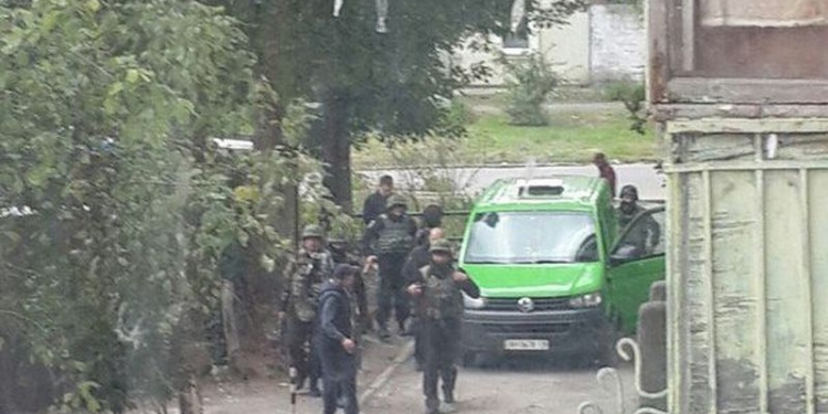 Очевидцы утверждают, что убийца полицейских в Днипре забаррикадировался в жилом доме