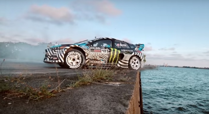 Вы еще не проснулись? Это бодрит лучше кофе. Захватывающий экстрим гонщика над обрывом