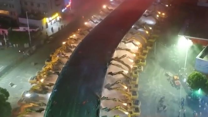 Китайский масштаб! 116 экскаваторов за 2 суток разобрали “старую” эстакаду