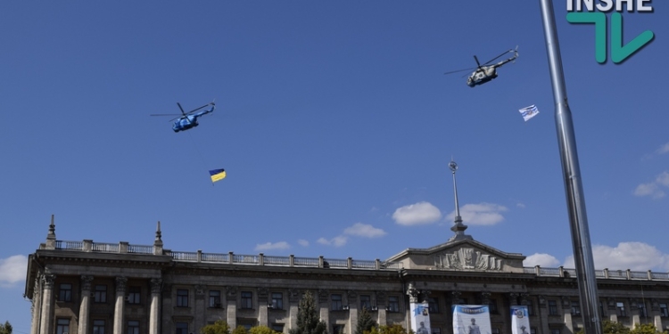 Флаги над городом. В День рождения Николаева над Соборной кружили вертолеты