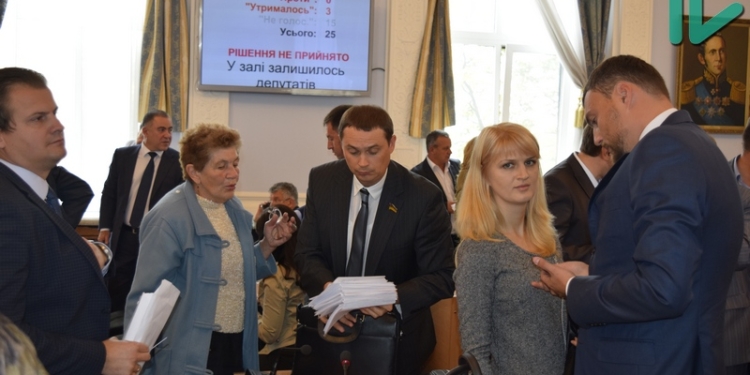 Будки наше всё: Сенкевич прервал сессию Николаевского горсовета из-за демарша «оппозиционеров»