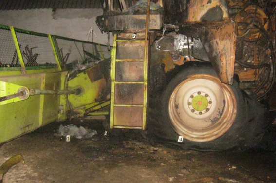 В Баштанском районе ночью сожгли комбайн – хозяин оставил его у дома