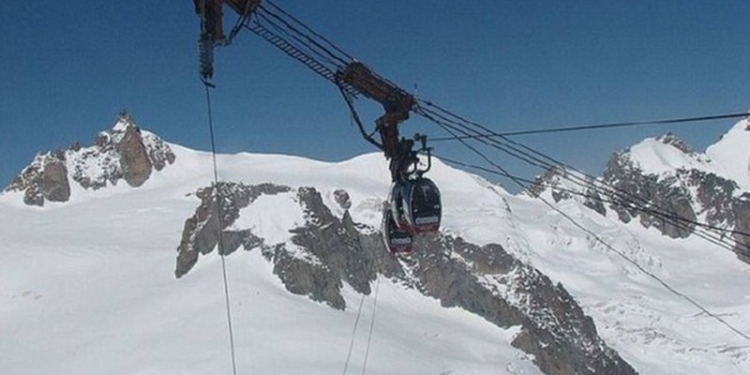 Из-за сломанного подъемника десятки туристов ночевали в снегах Монблана