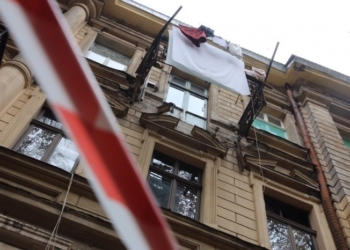 В Одессе обвалился балкон. Женщина, которая как раз вышла полить цветы, умерла в реанимации