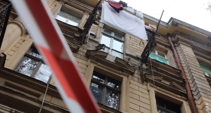 В Одессе обвалился балкон. Женщина, которая как раз вышла полить цветы, умерла в реанимации