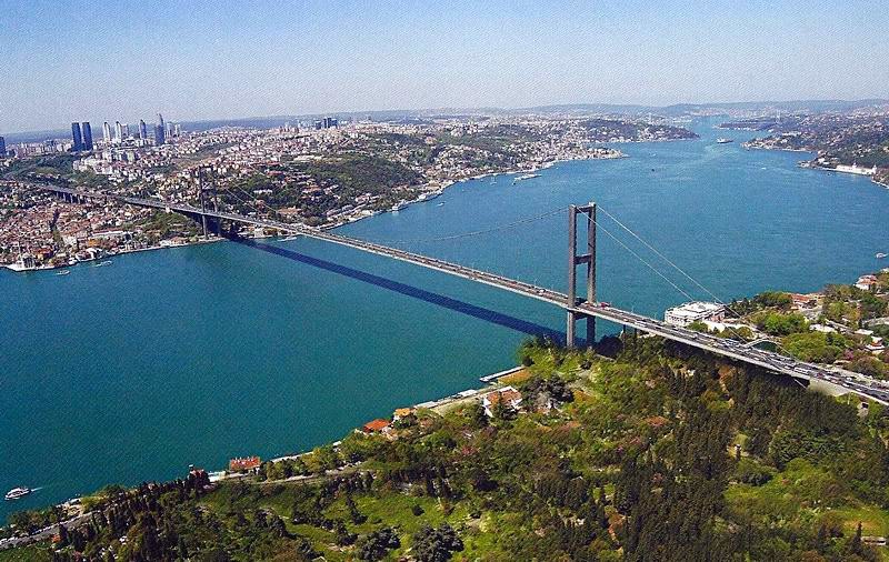 В Турции танкер потерпел крушение и заблокировал пролив Босфор