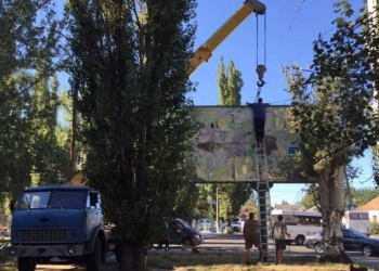В Николаеве начался демонтаж рекламных конструкций фирмы “Кристалл Капитал”