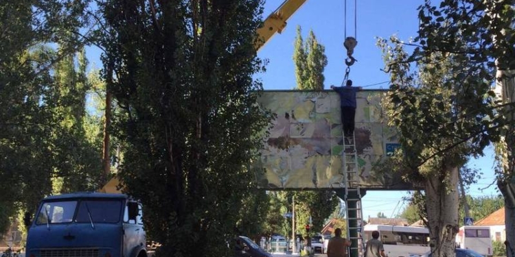 В Николаеве начался демонтаж рекламных конструкций фирмы “Кристалл Капитал”